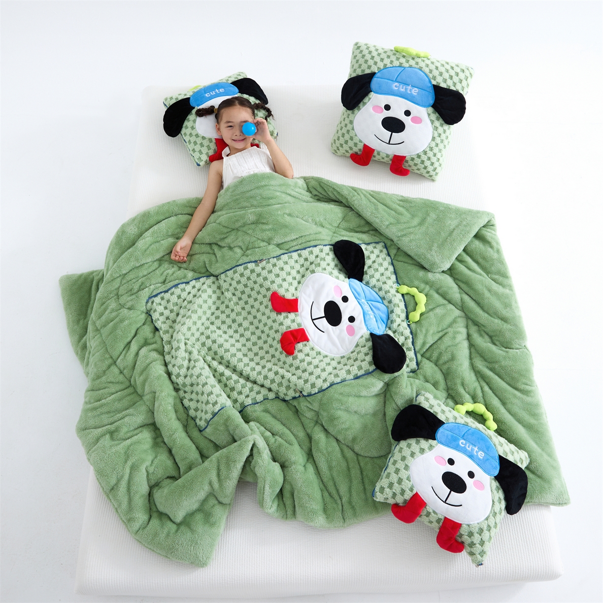 91家纺网 家纺一手货源 找家纺 2025新款加厚北极绒便携式手提抱枕被-平安狗（控价小号68   大号98 ） 橄榄绿