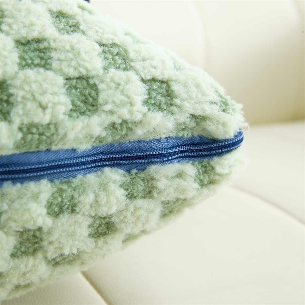 91家纺网 家纺一手货源 找家纺 2025新款加厚北极绒便携式手提抱枕被-平安狗（控价小号68   大号98 ） 橄榄绿