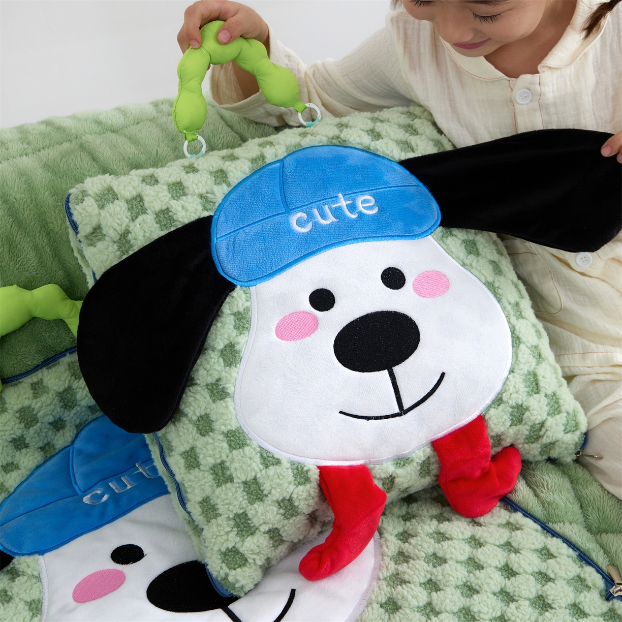 91家纺网 家纺一手货源 找家纺 2025新款加厚北极绒便携式手提抱枕被-平安狗（控价小号68   大号98 ） 橄榄绿