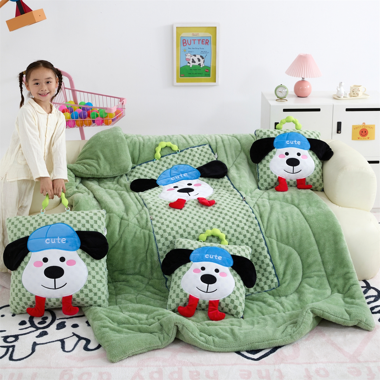 91家纺网 家纺一手货源 找家纺 2025新款加厚北极绒便携式手提抱枕被-平安狗（控价小号68   大号98 ） 橄榄绿