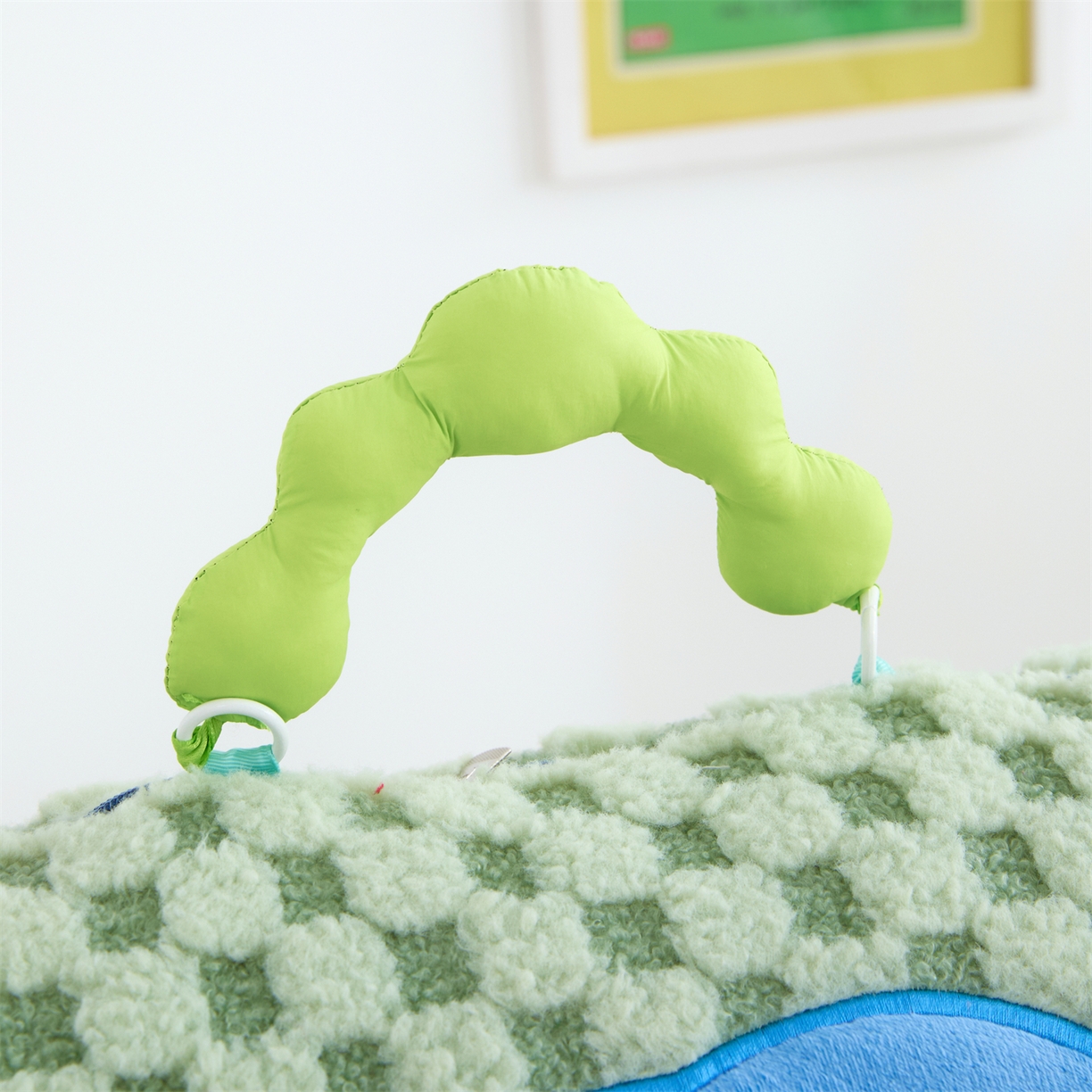 91家纺网 家纺一手货源 找家纺 2025新款加厚北极绒便携式手提抱枕被-平安狗（控价小号68   大号98 ） 橄榄绿