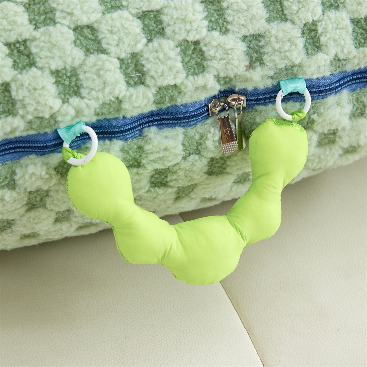 91家纺网 家纺一手货源 找家纺 2025新款加厚北极绒便携式手提抱枕被-平安狗（控价小号68   大号98 ） 橄榄绿