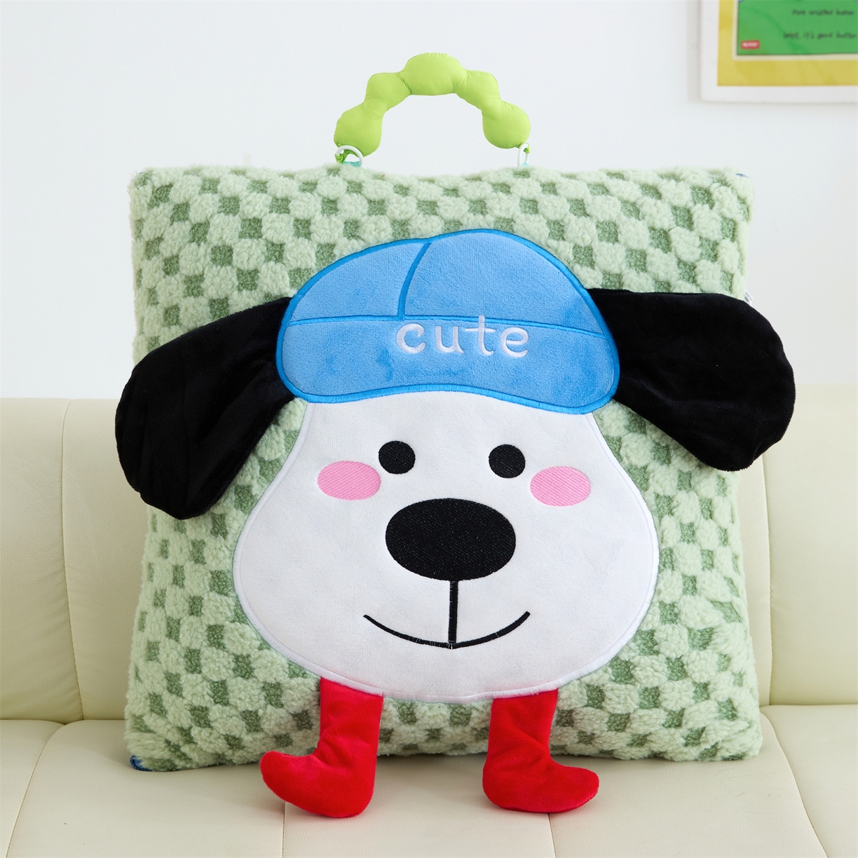 91家纺网 家纺一手货源 找家纺 2025新款加厚北极绒便携式手提抱枕被-平安狗（控价小号68   大号98 ） 橄榄绿