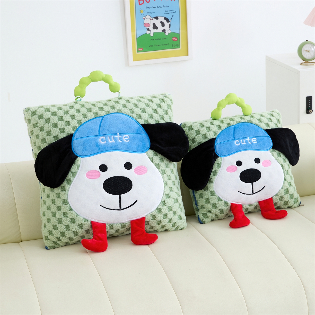 91家纺网 家纺一手货源 找家纺 2025新款加厚北极绒便携式手提抱枕被-平安狗（控价小号68   大号98 ） 橄榄绿