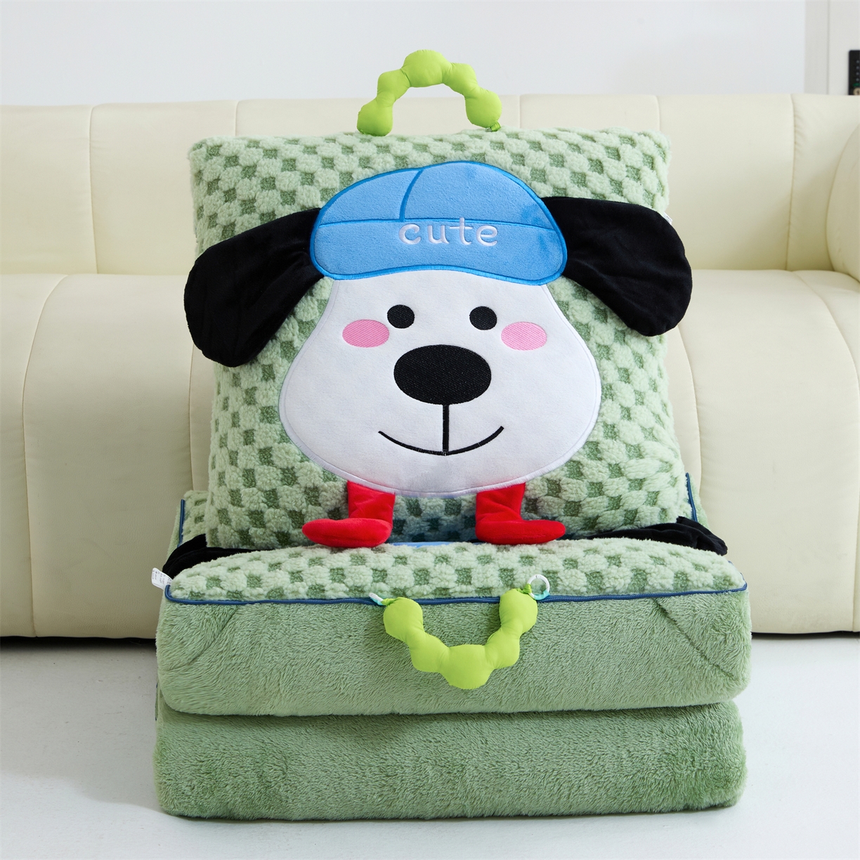 91家纺网 家纺一手货源 找家纺 2025新款加厚北极绒便携式手提抱枕被-平安狗（控价小号68   大号98 ） 橄榄绿
