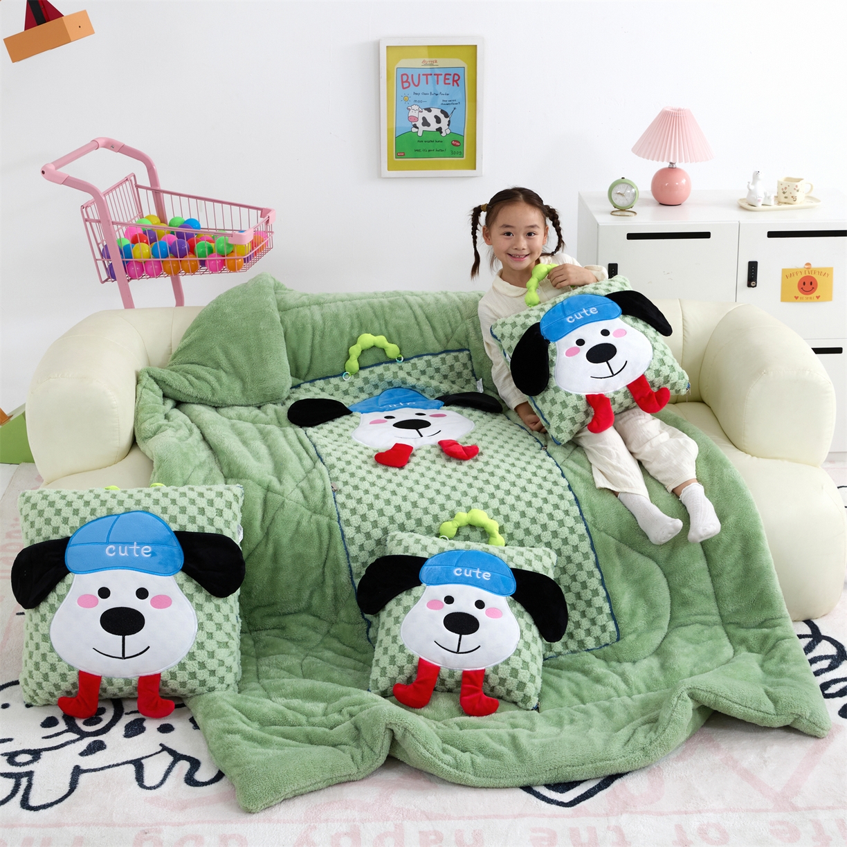 91家纺网 家纺一手货源 找家纺 2025新款加厚北极绒便携式手提抱枕被-平安狗（控价小号68   大号98 ） 橄榄绿