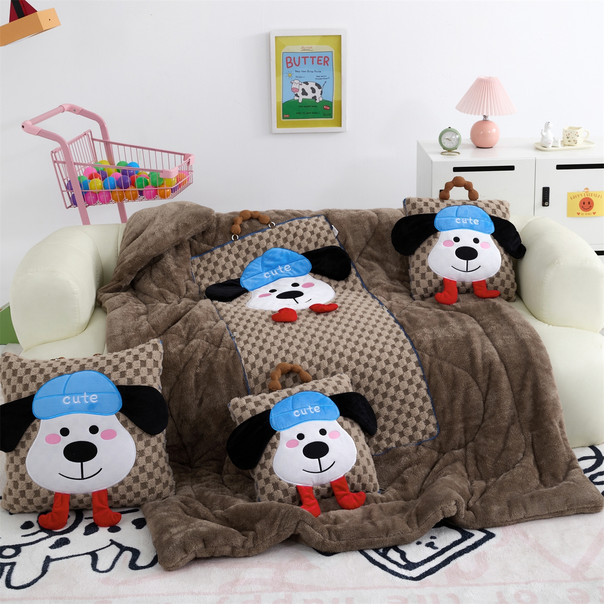 91家纺网 家纺一手货源 找家纺 2025新款加厚北极绒便携式手提抱枕被-平安狗（控价小号68   大号98 ） 咖色