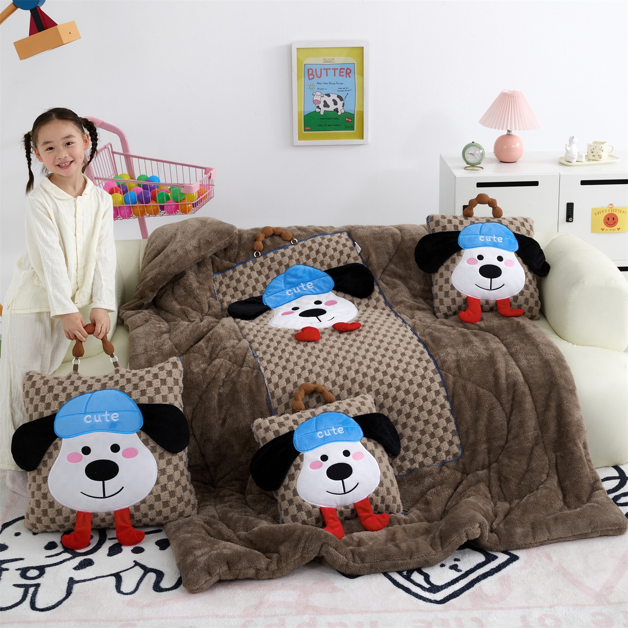 91家纺网 家纺一手货源 找家纺 2025新款加厚北极绒便携式手提抱枕被-平安狗（控价小号68   大号98 ） 咖色