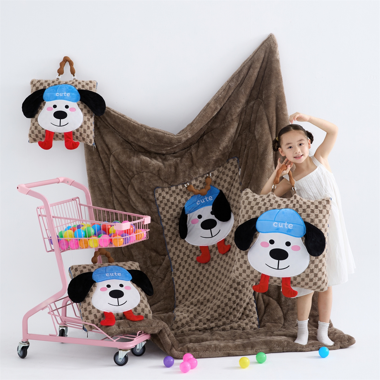 91家纺网 家纺一手货源 找家纺 2025新款加厚北极绒便携式手提抱枕被-平安狗（控价小号68   大号98 ） 咖色