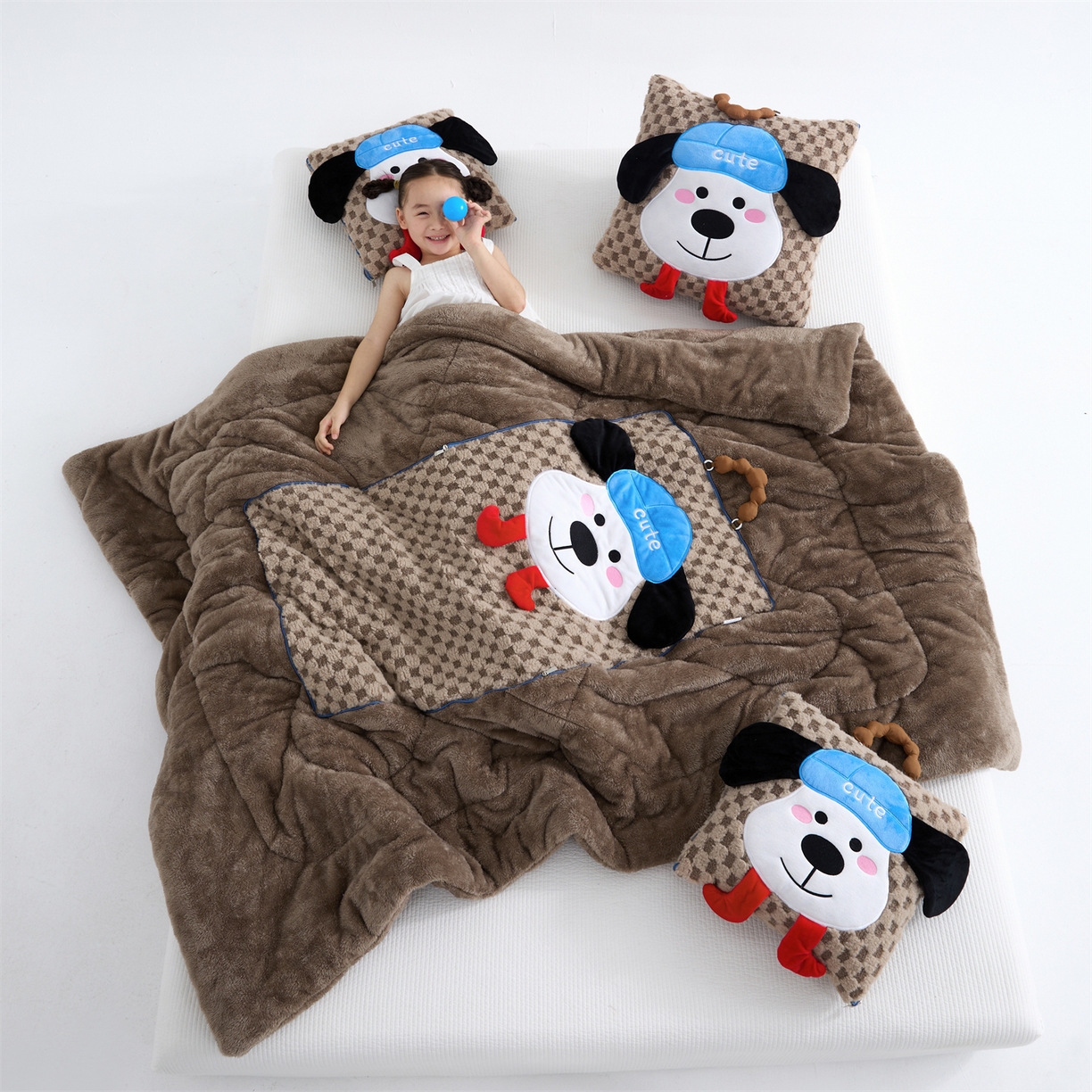 91家纺网 家纺一手货源 找家纺 2025新款加厚北极绒便携式手提抱枕被-平安狗（控价小号68   大号98 ） 咖色