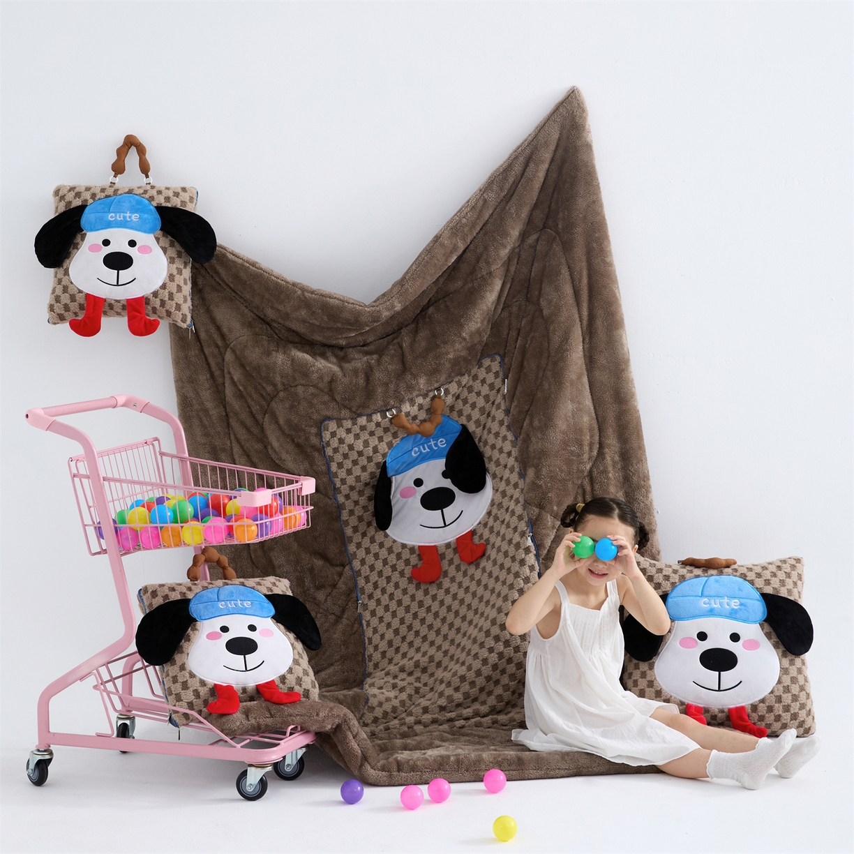 91家纺网 家纺一手货源 找家纺 2025新款加厚北极绒便携式手提抱枕被-平安狗（控价小号68   大号98 ） 咖色