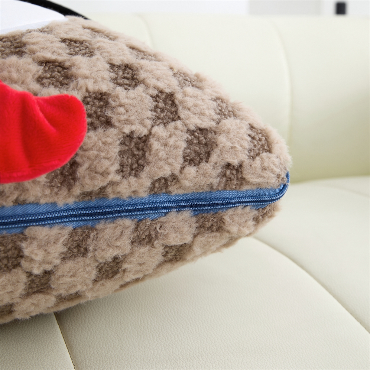 91家纺网 家纺一手货源 找家纺 2025新款加厚北极绒便携式手提抱枕被-平安狗（控价小号68   大号98 ） 咖色