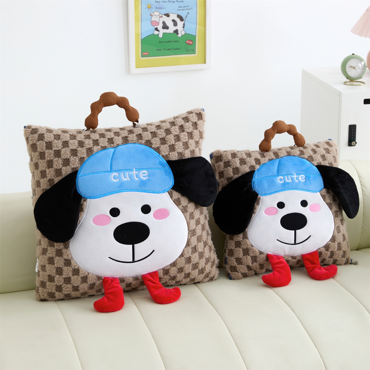 91家纺网 家纺一手货源 找家纺 2025新款加厚北极绒便携式手提抱枕被-平安狗（控价小号68   大号98 ） 咖色