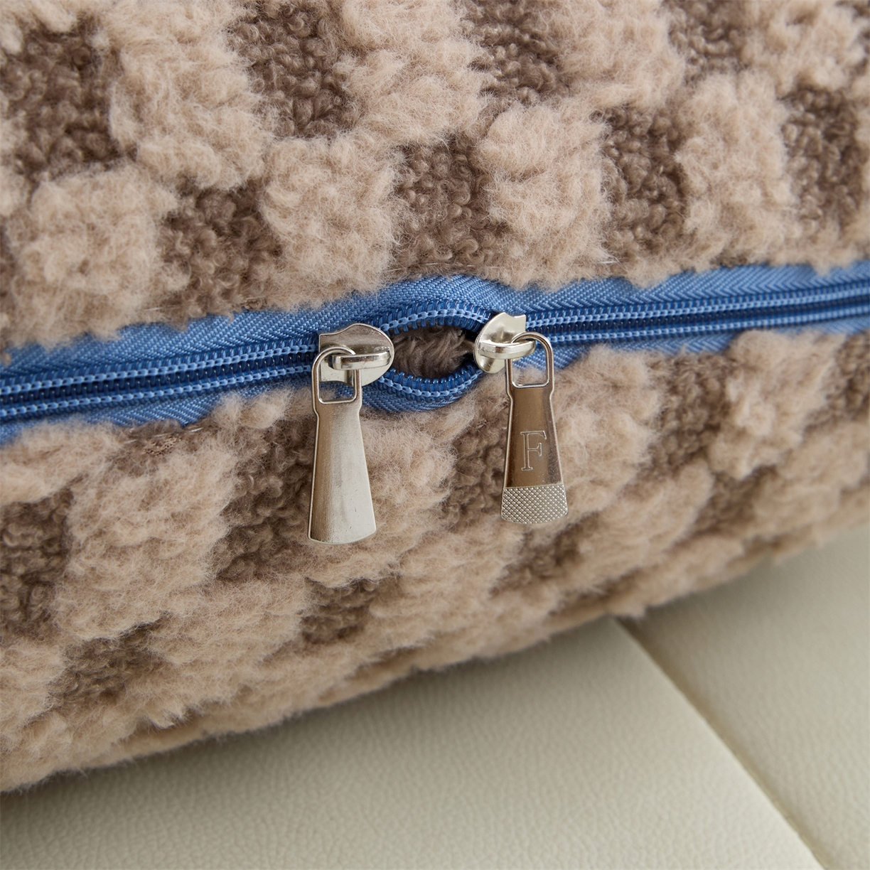 91家纺网 家纺一手货源 找家纺 2025新款加厚北极绒便携式手提抱枕被-平安狗（控价小号68   大号98 ） 咖色