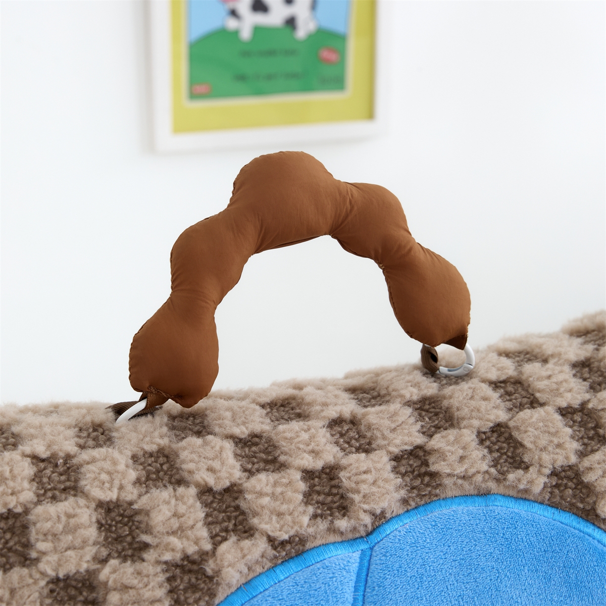 91家纺网 家纺一手货源 找家纺 2025新款加厚北极绒便携式手提抱枕被-平安狗（控价小号68   大号98 ） 咖色