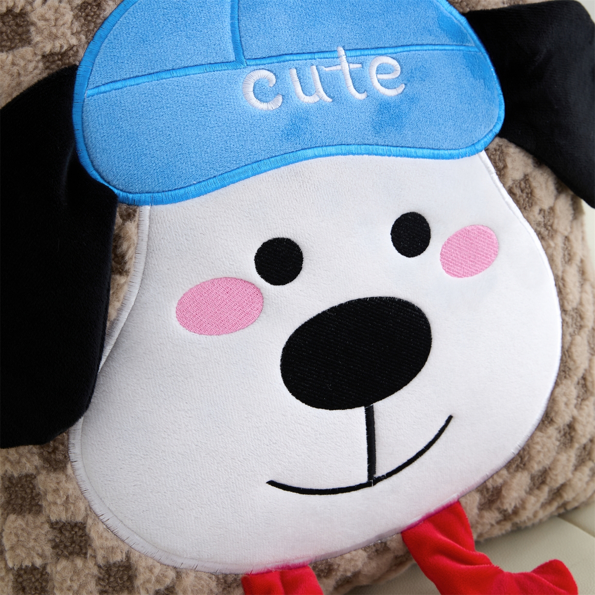 91家纺网 家纺一手货源 找家纺 2025新款加厚北极绒便携式手提抱枕被-平安狗（控价小号68   大号98 ） 咖色