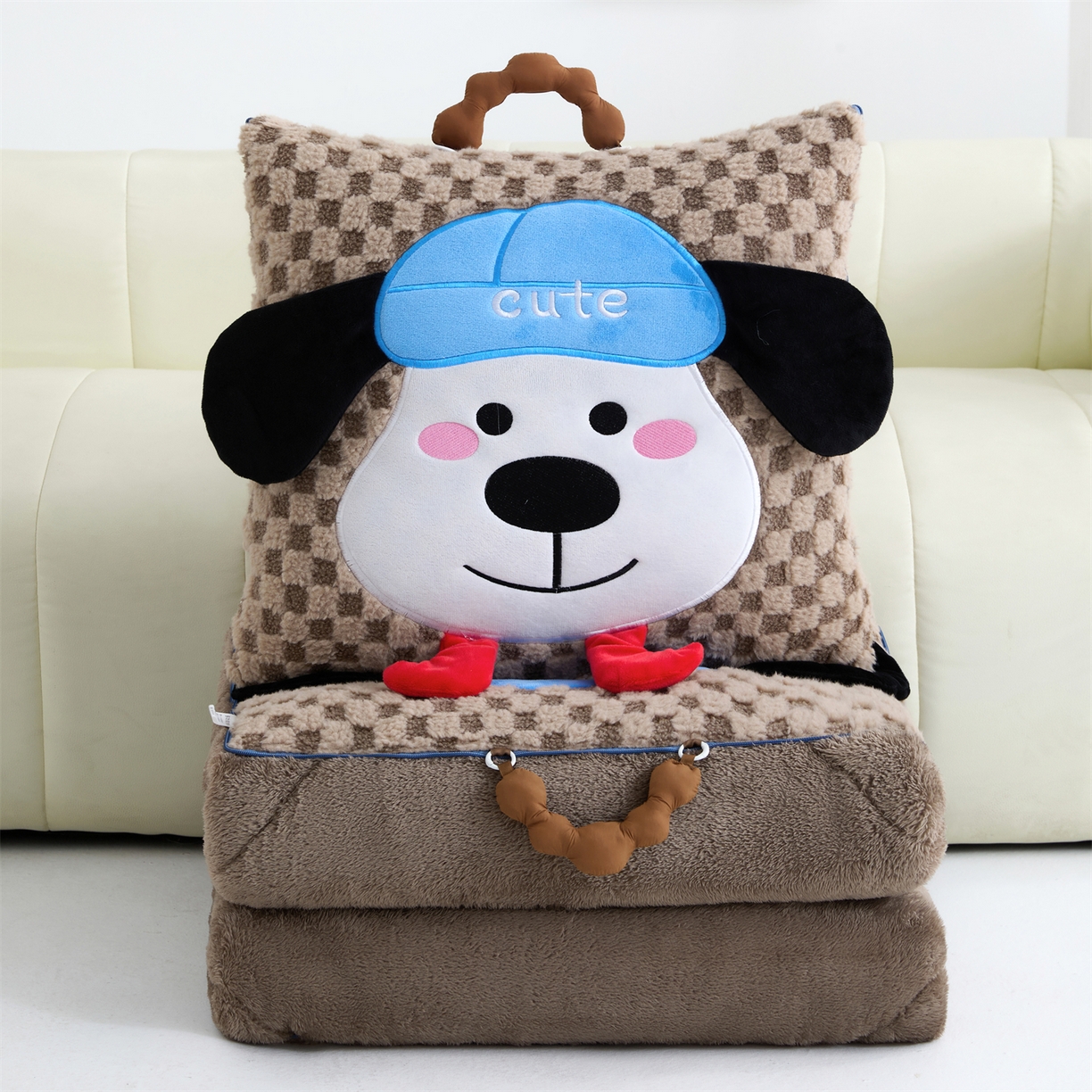 91家纺网 家纺一手货源 找家纺 2025新款加厚北极绒便携式手提抱枕被-平安狗（控价小号68   大号98 ） 咖色