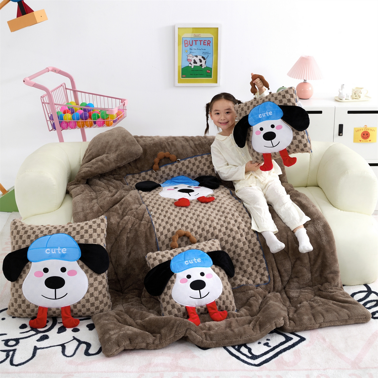 91家纺网 家纺一手货源 找家纺 2025新款加厚北极绒便携式手提抱枕被-平安狗（控价小号68   大号98 ） 咖色