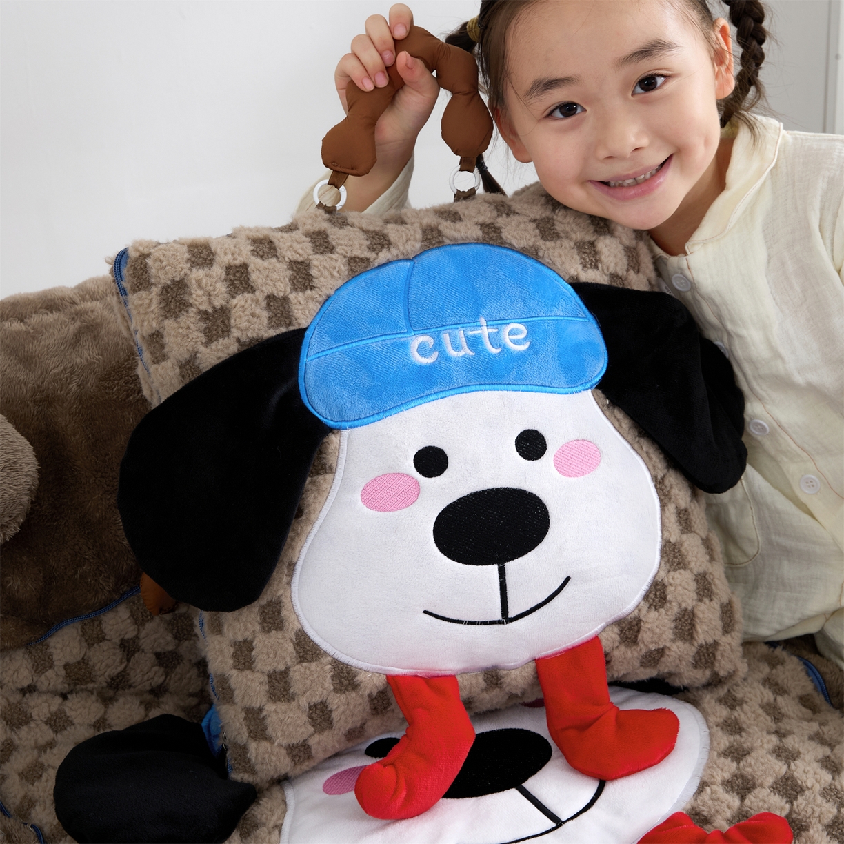 91家纺网 家纺一手货源 找家纺 2025新款加厚北极绒便携式手提抱枕被-平安狗（控价小号68   大号98 ） 咖色