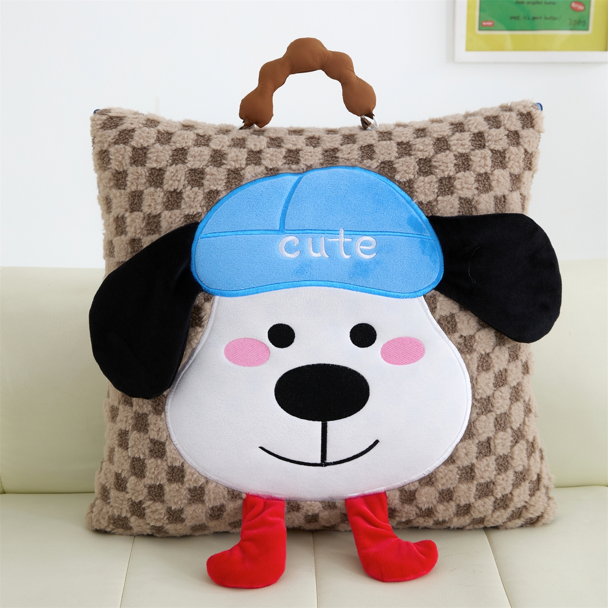 91家纺网 家纺一手货源 找家纺 2025新款加厚北极绒便携式手提抱枕被-平安狗（控价小号68   大号98 ） 咖色