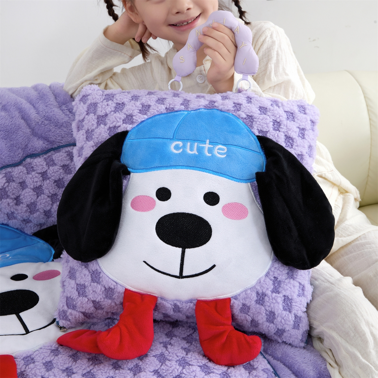 91家纺网 家纺一手货源 找家纺 2025新款加厚北极绒便携式手提抱枕被-平安狗（控价小号68   大号98 ） 梦幻紫