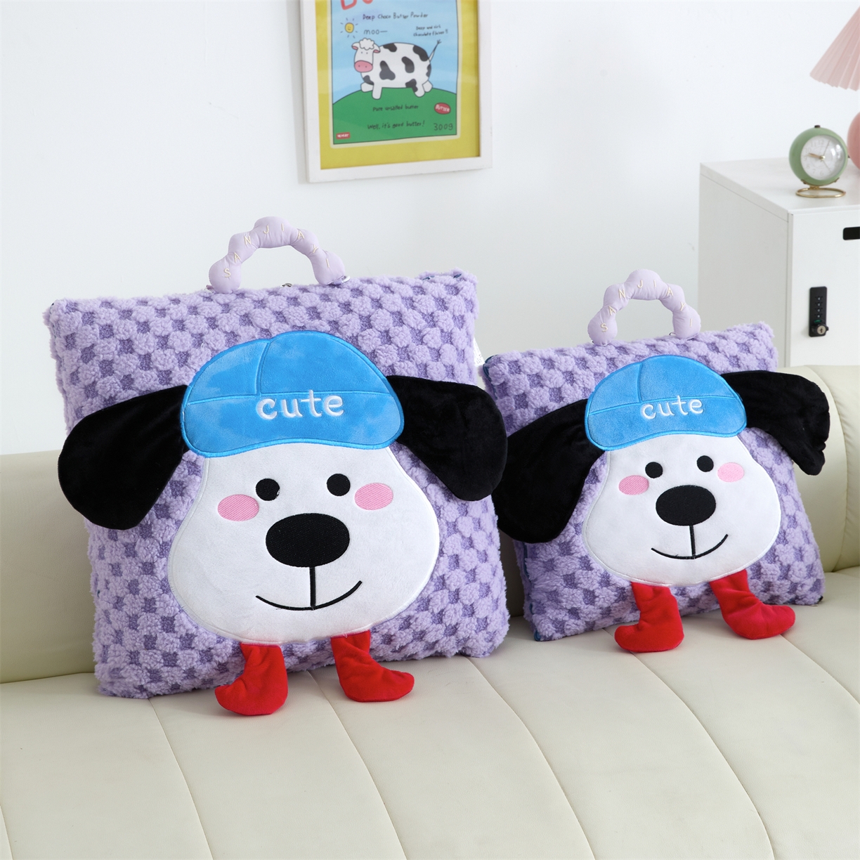 91家纺网 家纺一手货源 找家纺 2025新款加厚北极绒便携式手提抱枕被-平安狗（控价小号68   大号98 ） 梦幻紫