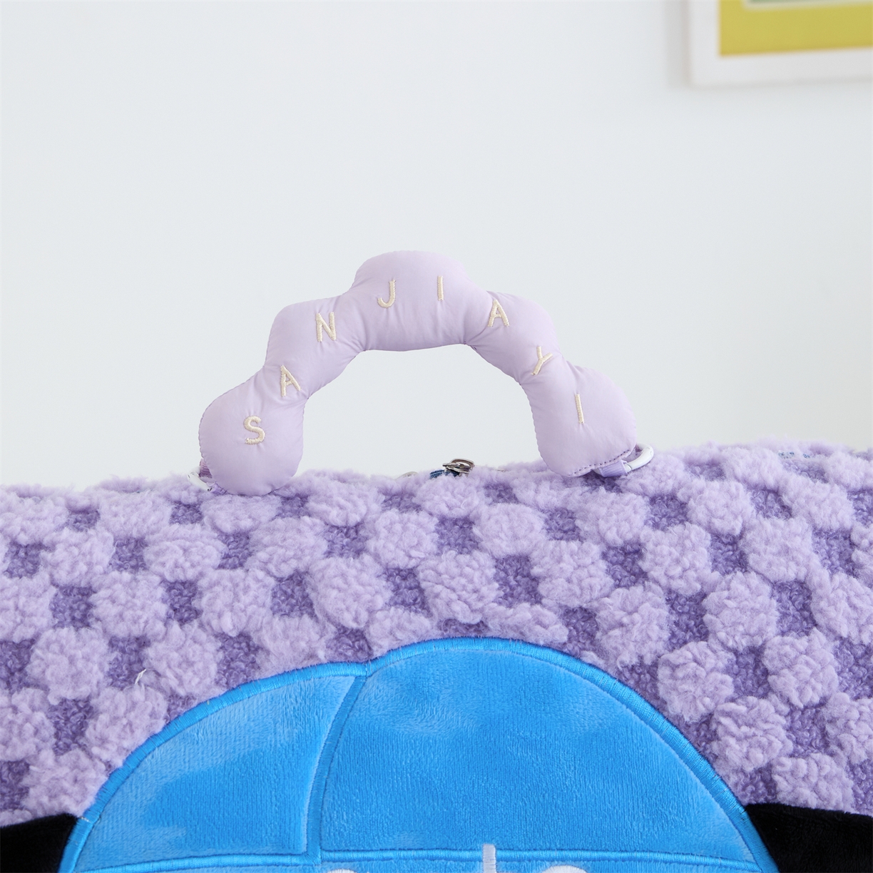 91家纺网 家纺一手货源 找家纺 2025新款加厚北极绒便携式手提抱枕被-平安狗（控价小号68   大号98 ） 梦幻紫