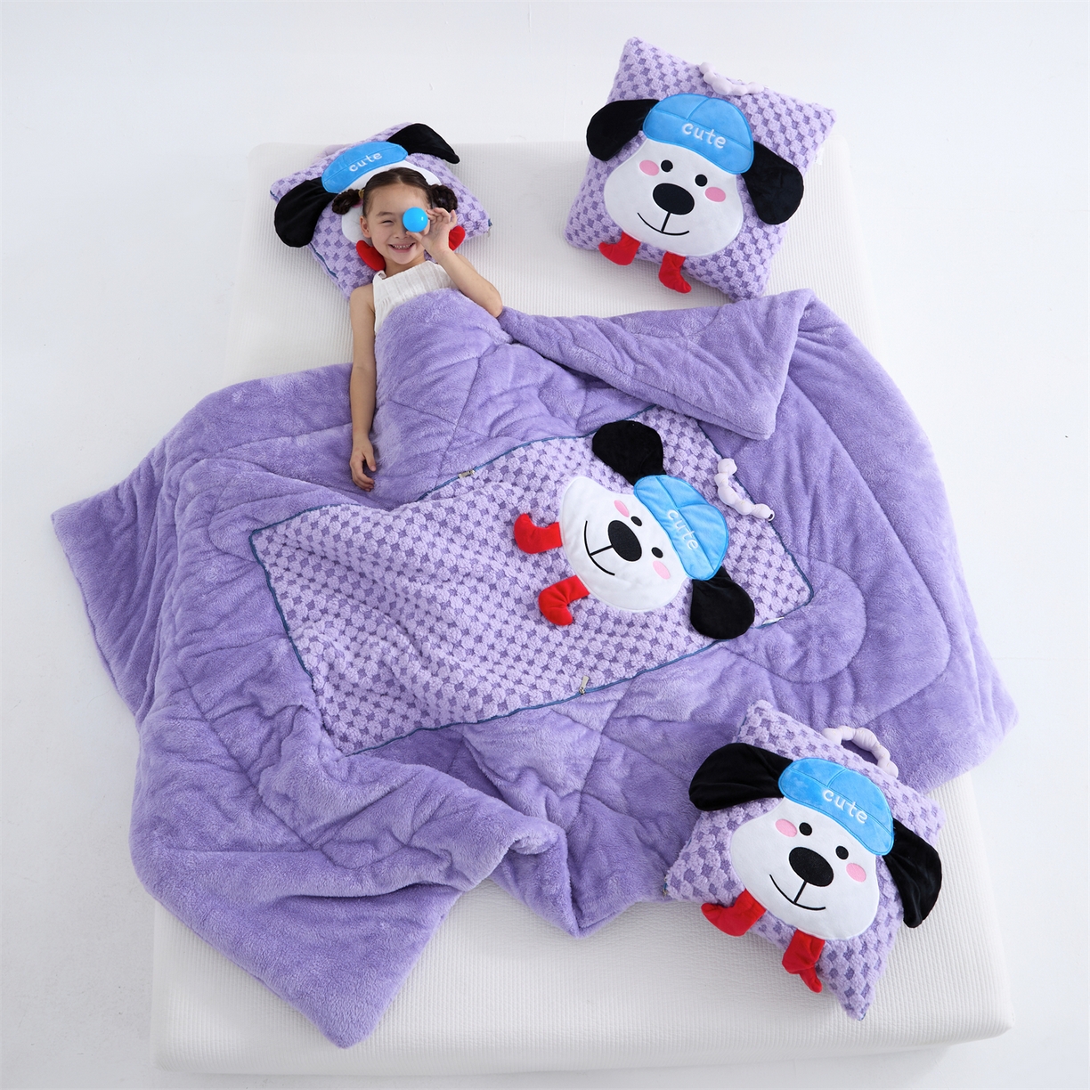 91家纺网 家纺一手货源 找家纺 2025新款加厚北极绒便携式手提抱枕被-平安狗（控价小号68   大号98 ） 梦幻紫