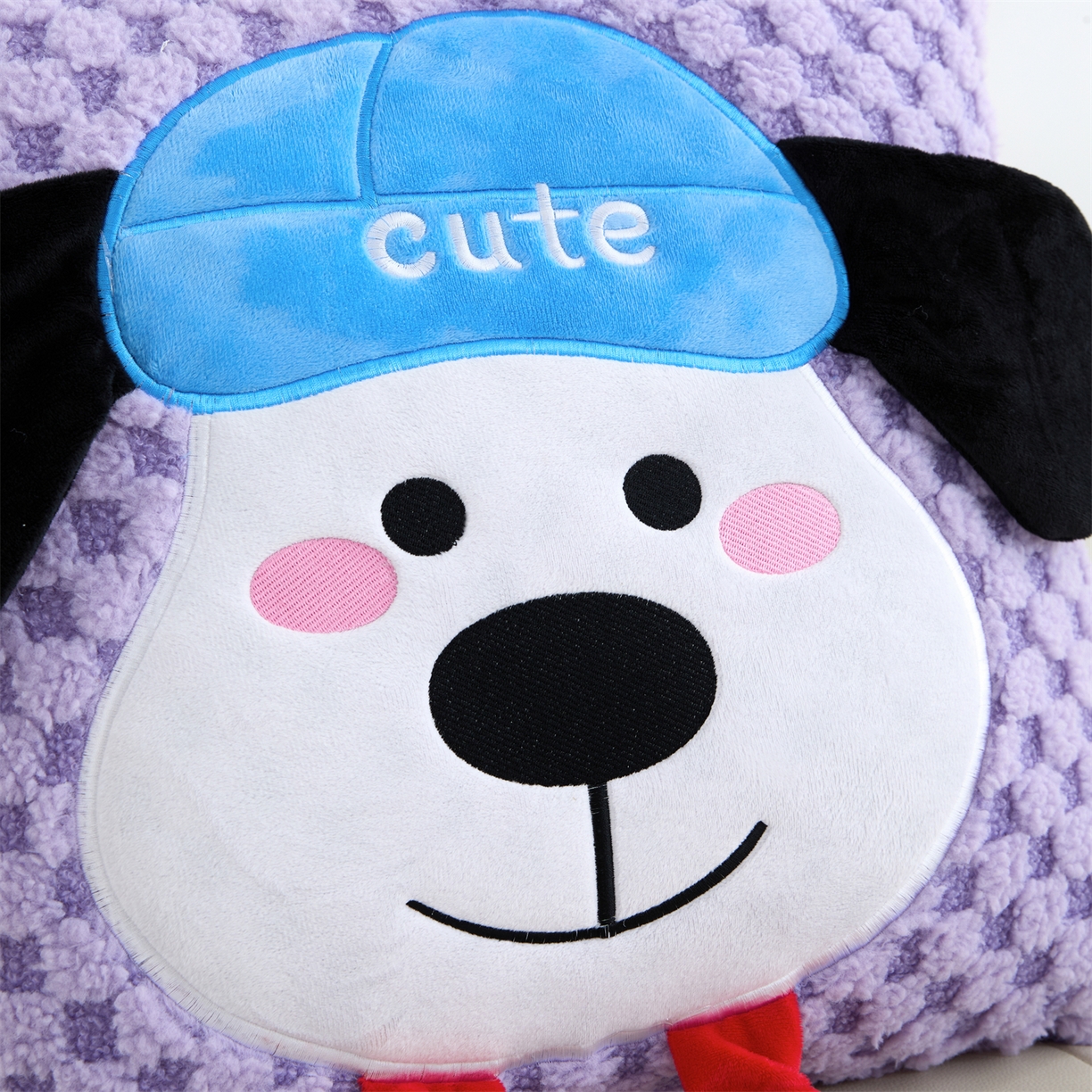 91家纺网 家纺一手货源 找家纺 2025新款加厚北极绒便携式手提抱枕被-平安狗（控价小号68   大号98 ） 梦幻紫