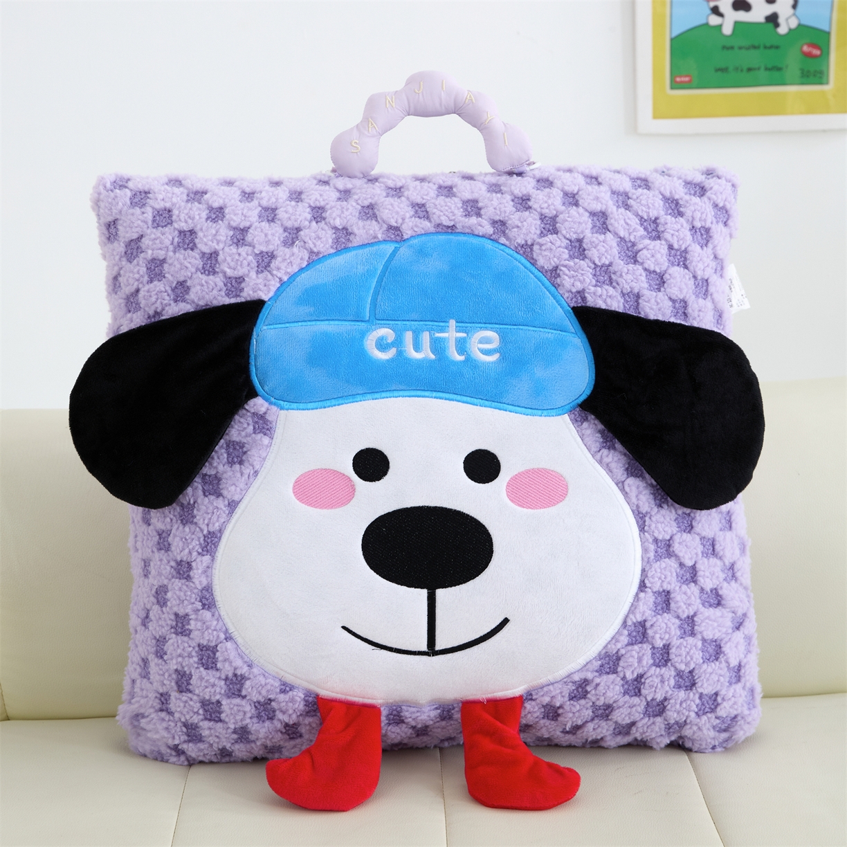 91家纺网 家纺一手货源 找家纺 2025新款加厚北极绒便携式手提抱枕被-平安狗（控价小号68   大号98 ） 梦幻紫