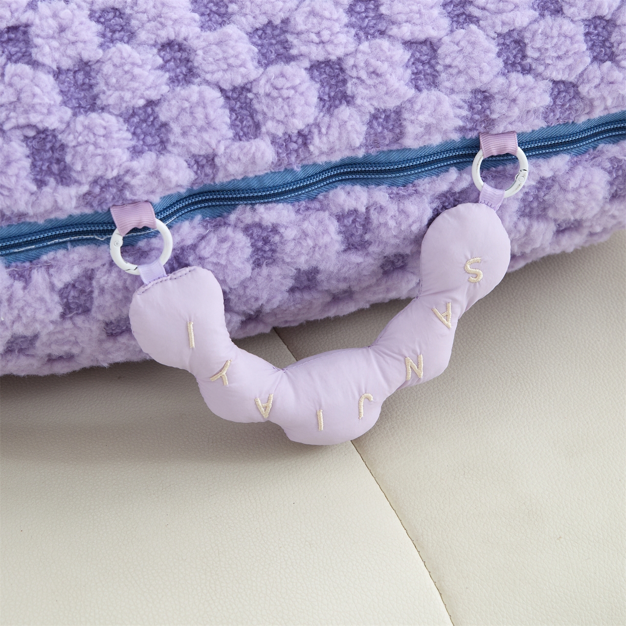 91家纺网 家纺一手货源 找家纺 2025新款加厚北极绒便携式手提抱枕被-平安狗（控价小号68   大号98 ） 梦幻紫