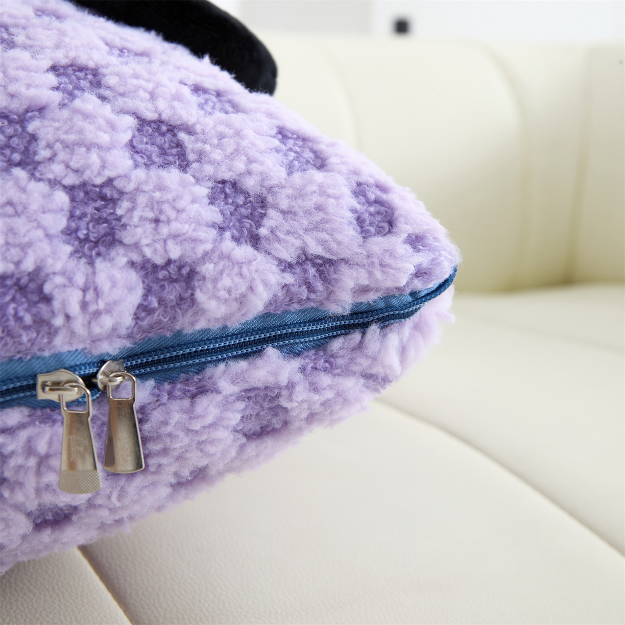 91家纺网 家纺一手货源 找家纺 2025新款加厚北极绒便携式手提抱枕被-平安狗（控价小号68   大号98 ） 梦幻紫