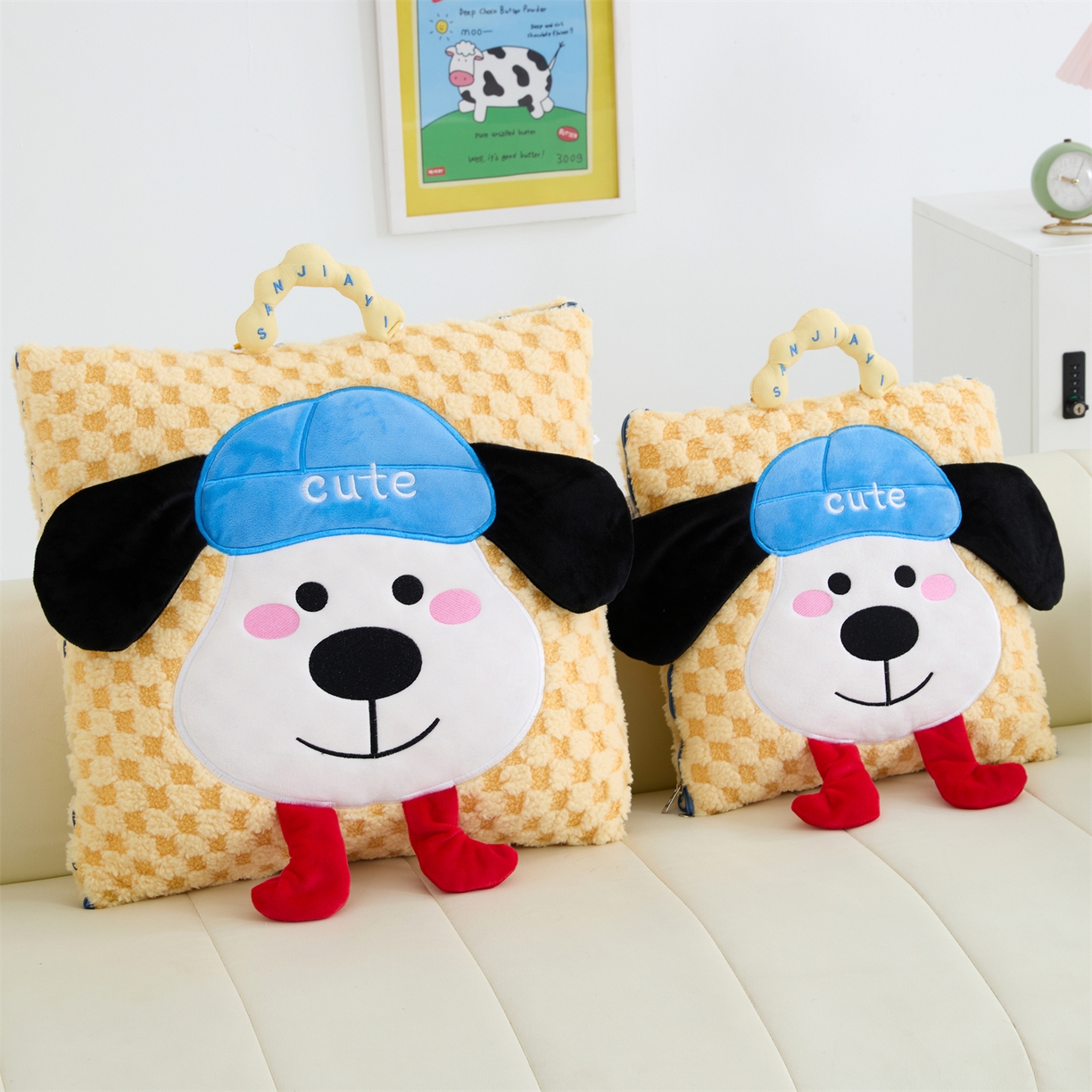 91家纺网 家纺一手货源 找家纺 2025新款加厚北极绒便携式手提抱枕被-平安狗（控价小号68   大号98 ） 柠檬黄