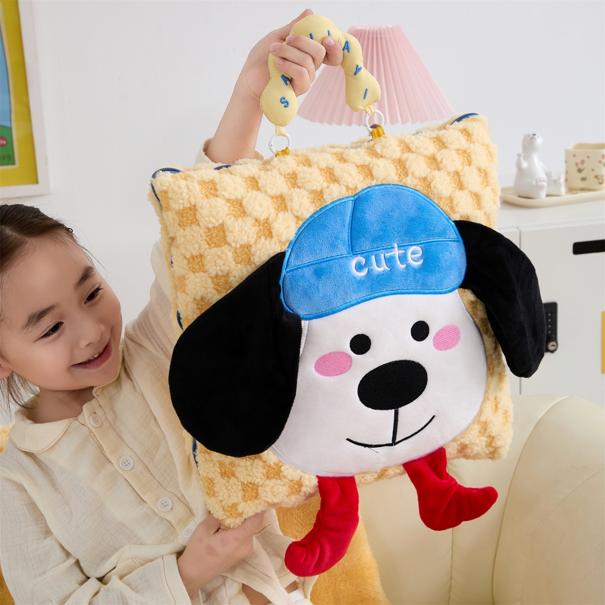 91家纺网 家纺一手货源 找家纺 2025新款加厚北极绒便携式手提抱枕被-平安狗（控价小号68   大号98 ） 柠檬黄