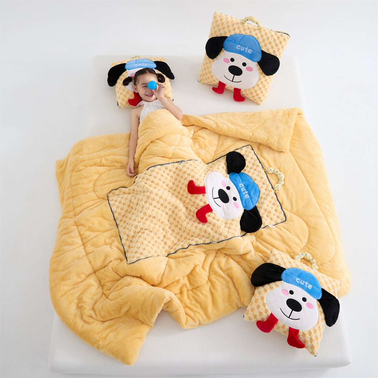 91家纺网 家纺一手货源 找家纺 2025新款加厚北极绒便携式手提抱枕被-平安狗（控价小号68   大号98 ） 柠檬黄