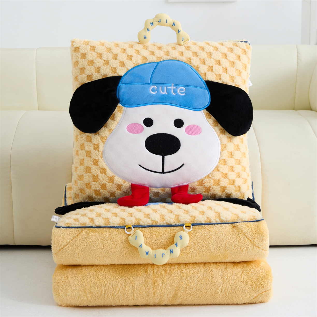 91家纺网 家纺一手货源 找家纺 2025新款加厚北极绒便携式手提抱枕被-平安狗（控价小号68   大号98 ） 柠檬黄