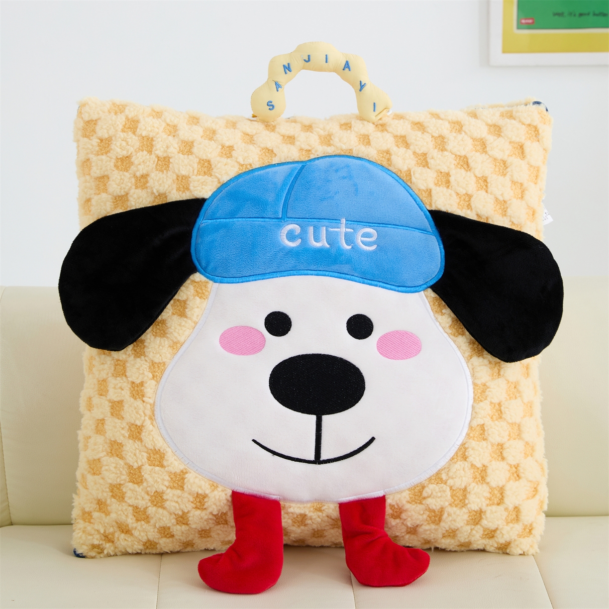 91家纺网 家纺一手货源 找家纺 2025新款加厚北极绒便携式手提抱枕被-平安狗（控价小号68   大号98 ） 柠檬黄