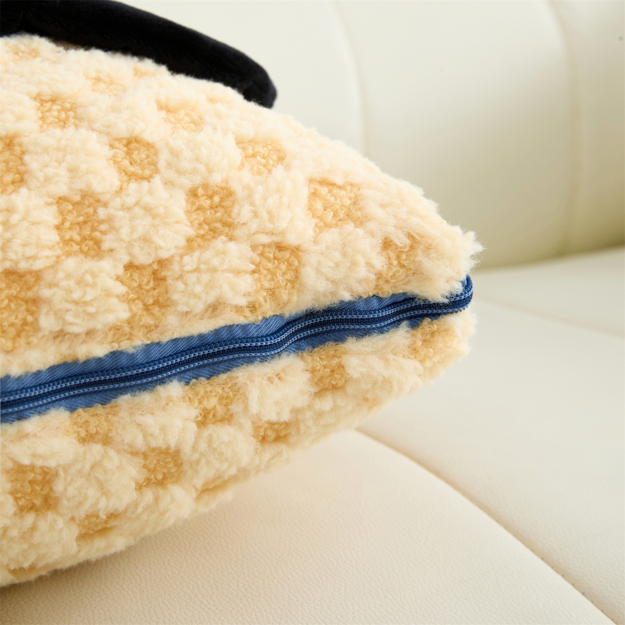 91家纺网 家纺一手货源 找家纺 2025新款加厚北极绒便携式手提抱枕被-平安狗（控价小号68   大号98 ） 柠檬黄