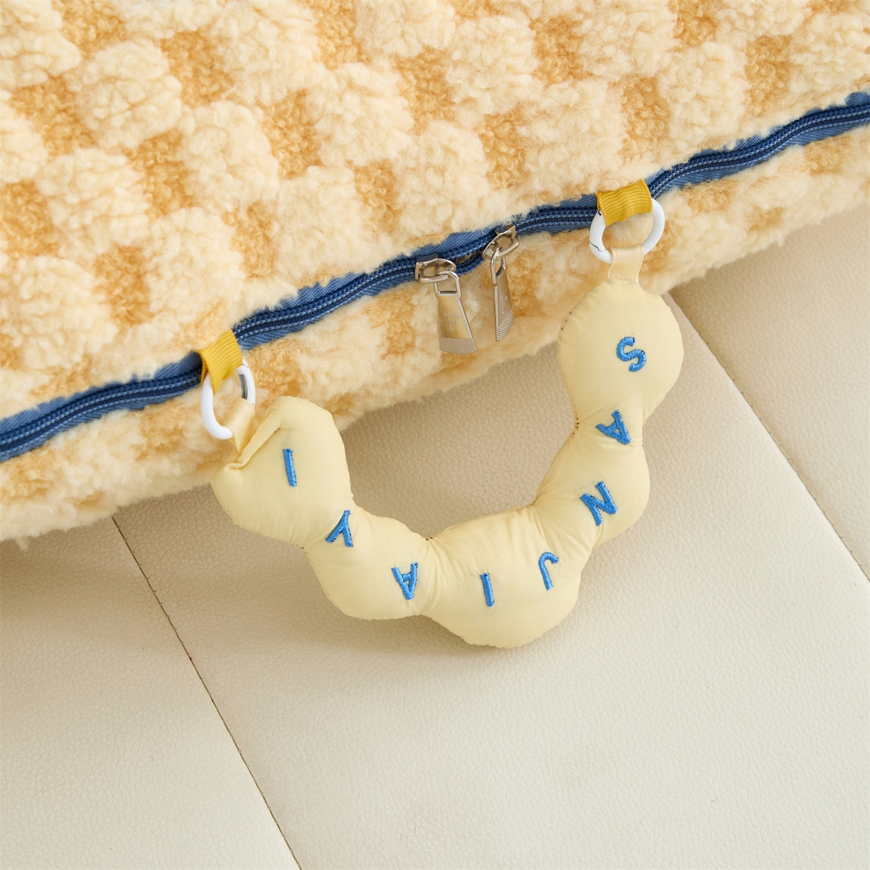 91家纺网 家纺一手货源 找家纺 2025新款加厚北极绒便携式手提抱枕被-平安狗（控价小号68   大号98 ） 柠檬黄