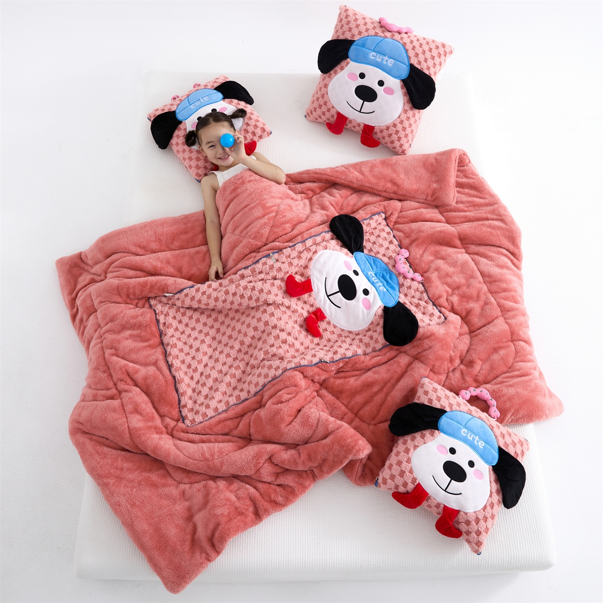 91家纺网 家纺一手货源 找家纺 2025新款加厚北极绒便携式手提抱枕被-平安狗（控价小号68   大号98 ） 西瓜红