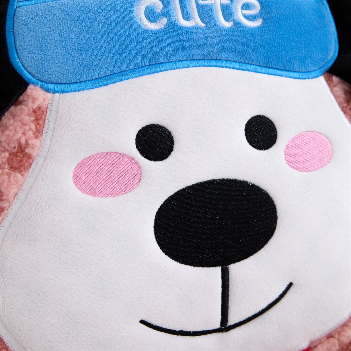 91家纺网 家纺一手货源 找家纺 2025新款加厚北极绒便携式手提抱枕被-平安狗（控价小号68   大号98 ） 西瓜红