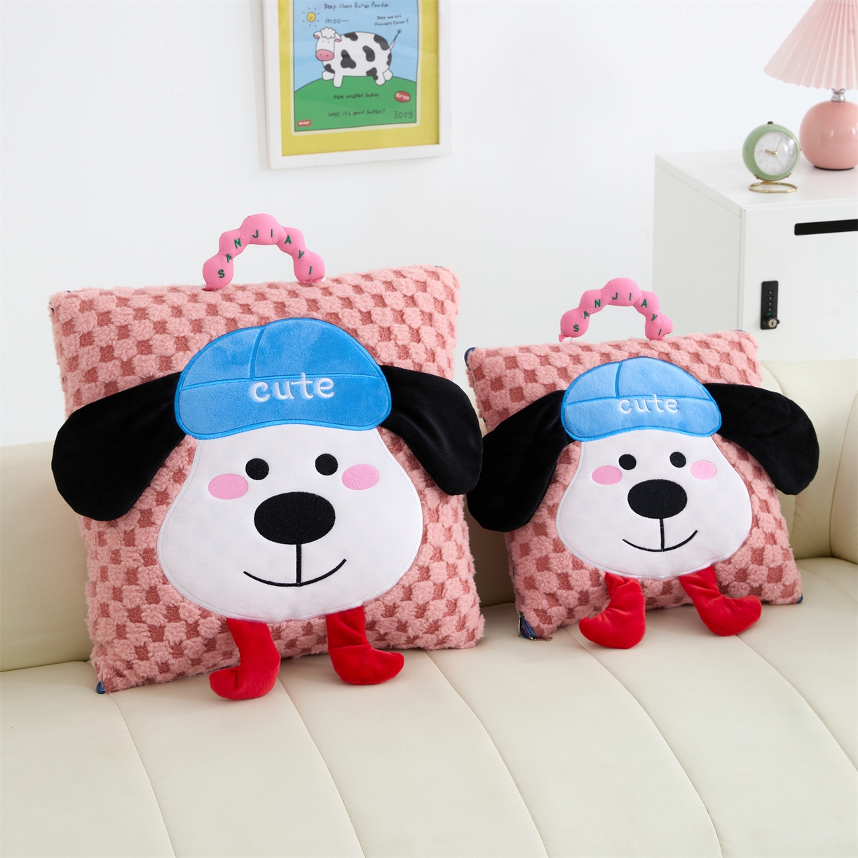 91家纺网 家纺一手货源 找家纺 2025新款加厚北极绒便携式手提抱枕被-平安狗（控价小号68   大号98 ） 西瓜红