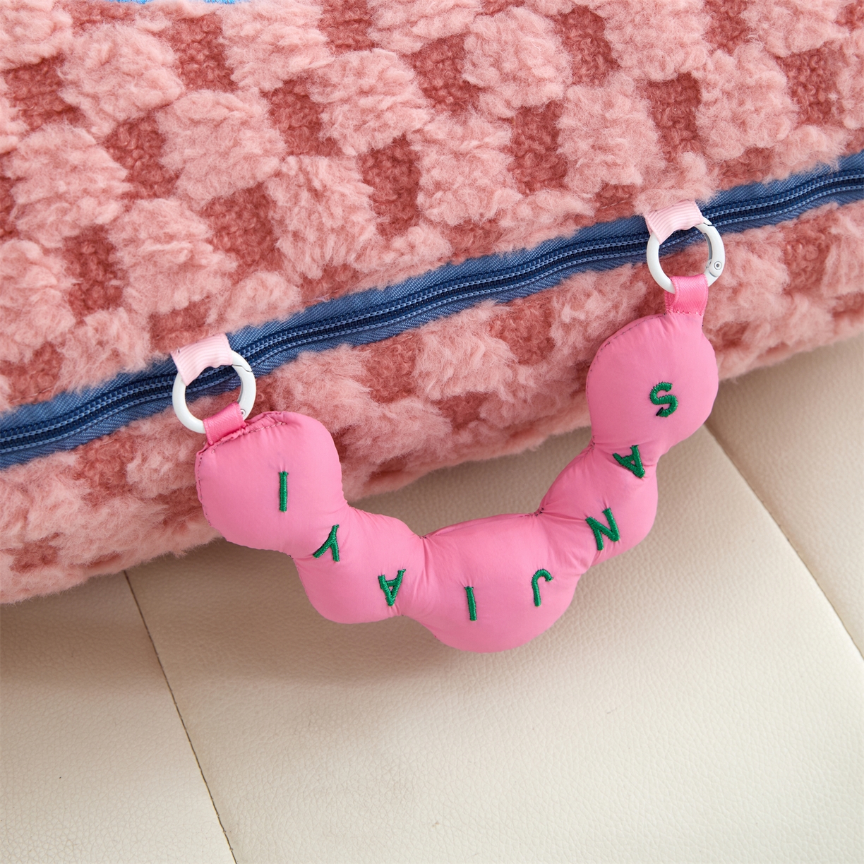 91家纺网 家纺一手货源 找家纺 2025新款加厚北极绒便携式手提抱枕被-平安狗（控价小号68   大号98 ） 西瓜红