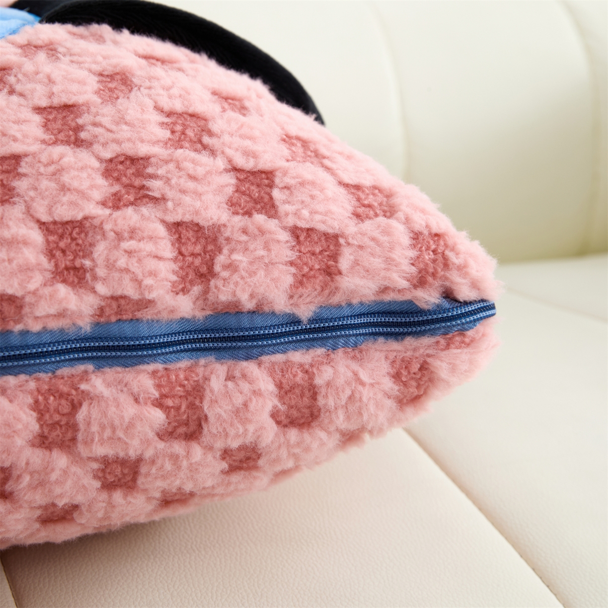 91家纺网 家纺一手货源 找家纺 2025新款加厚北极绒便携式手提抱枕被-平安狗（控价小号68   大号98 ） 西瓜红