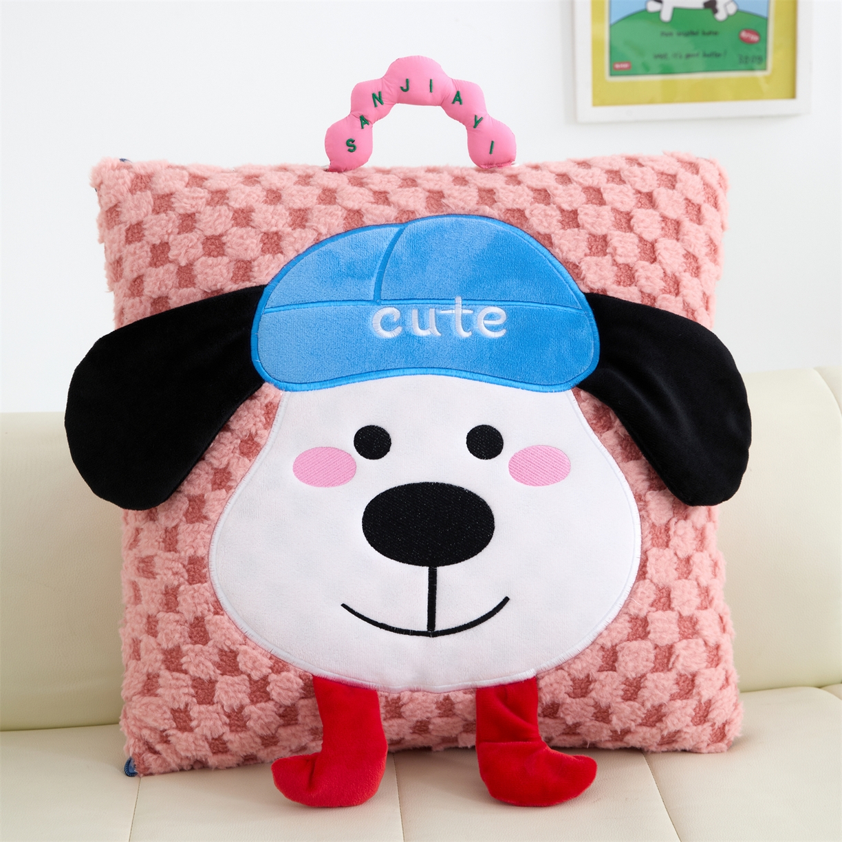 91家纺网 家纺一手货源 找家纺 2025新款加厚北极绒便携式手提抱枕被-平安狗（控价小号68   大号98 ） 西瓜红