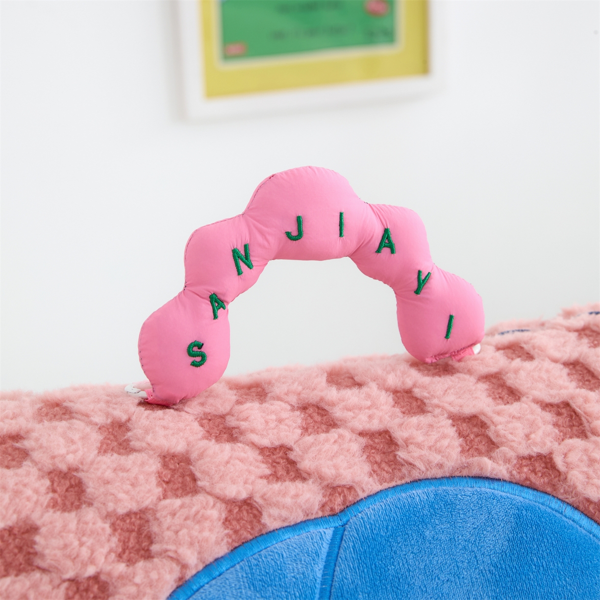 91家纺网 家纺一手货源 找家纺 2025新款加厚北极绒便携式手提抱枕被-平安狗（控价小号68   大号98 ） 西瓜红