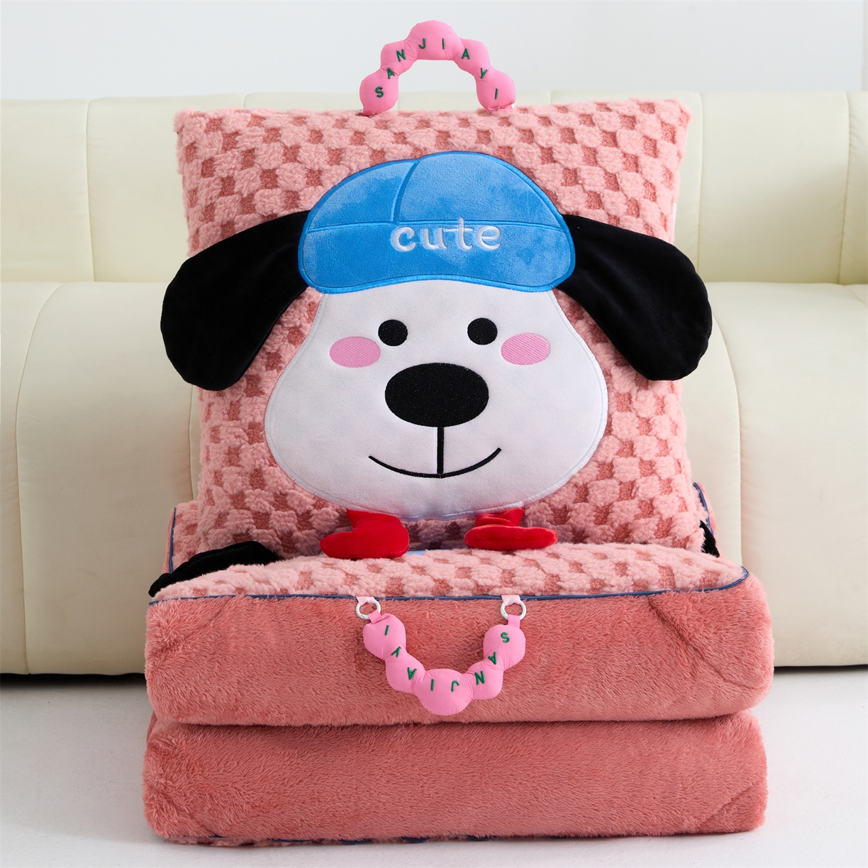 91家纺网 家纺一手货源 找家纺 2025新款加厚北极绒便携式手提抱枕被-平安狗（控价小号68   大号98 ） 西瓜红