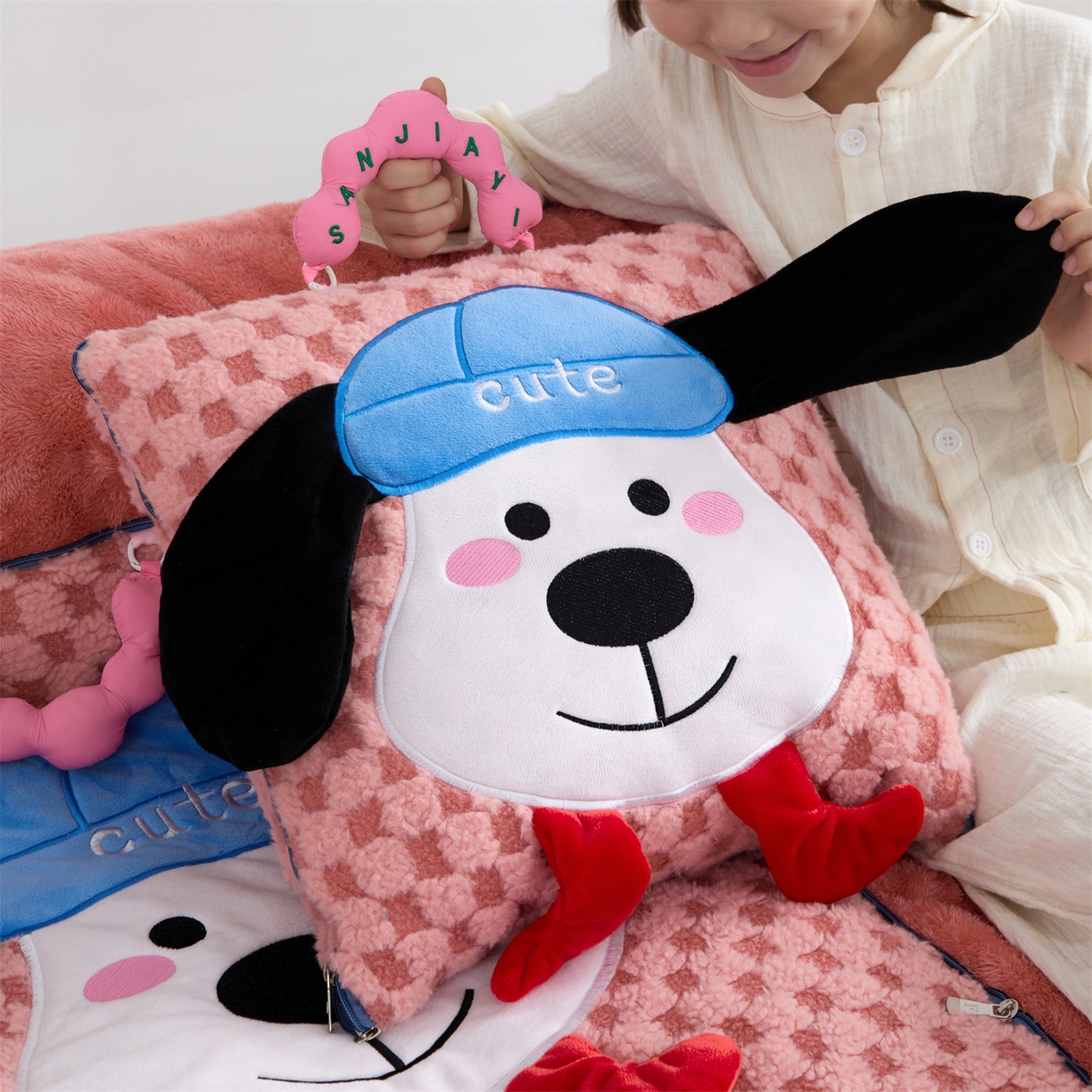 91家纺网 家纺一手货源 找家纺 2025新款加厚北极绒便携式手提抱枕被-平安狗（控价小号68   大号98 ） 西瓜红