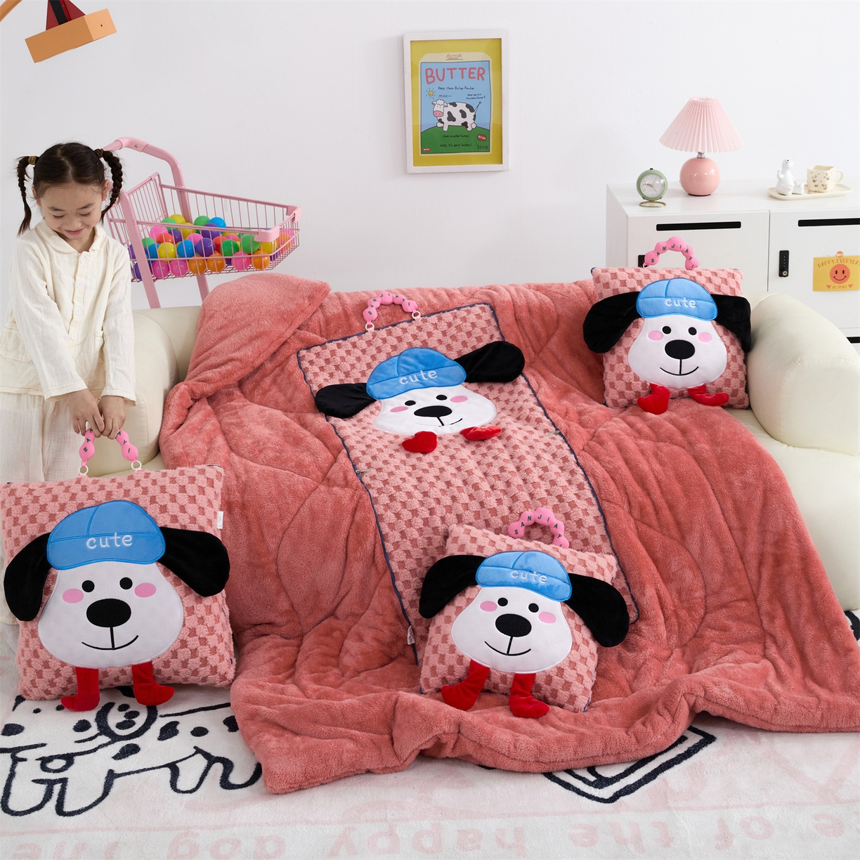 91家纺网 家纺一手货源 找家纺 2025新款加厚北极绒便携式手提抱枕被-平安狗（控价小号68   大号98 ） 西瓜红