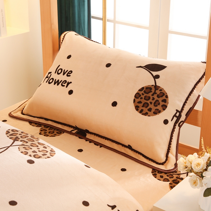 91家纺网 家纺一手货源 找家纺 雨洋家纺 2025新款学生季加厚保暖牛奶绒金貂绒婴儿宝宝学生三件套小樱桃